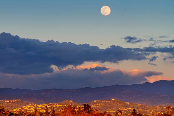 रोजाना से आज का चांद 14 फीसदी अधिक बड़ा और 30 फीसदी चमक के साथ दिखेगा. 