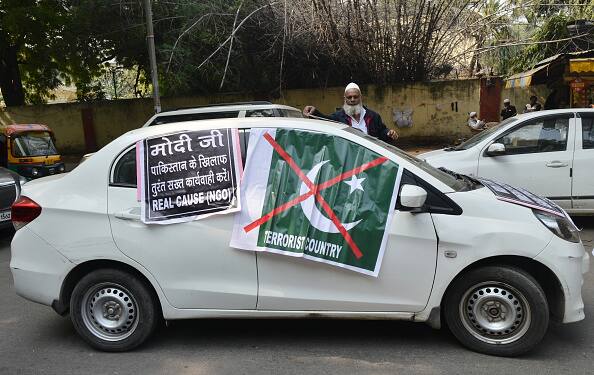 पुलवामा अटैक में 40 जवानों के शहीद होने के बाद से देशभर में रोष है. इसी के चलते नई दिल्ली में आतंकी पुलवामा अटैक का लोगों ने जमकर विरोध किया.  सभी फोटोः गेटी इमेज 