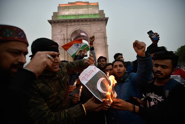  नई दिल्ली में आतंकी पुलवामा अटैक का विरोध करते लोग. 