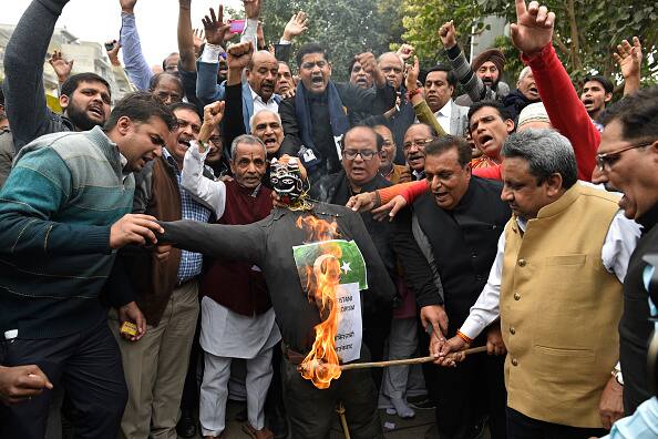 दिल्ली के चांदनी चौक पर पुलवामा आतंकी हमले में शहीद हुए CRPF के जवानों के परिवारों के साथ एकजुटता व्यक्त करने के लिए ऑल इंडिया ट्रेडर्स   (CAIT) के सदस्यों ने कल देशव्यापी व्यापार बंद के दौरान पुतला दहन किया.  