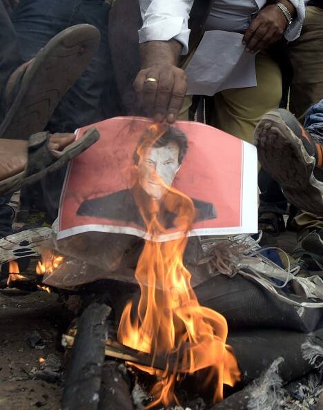 दिल्ली के सरोजिनी नगर में पुलवामा आतंकी हमले में शहीद हुए CRPF के जवानों के परिवारों के साथ एकजुटता व्यक्त करने के लिए दुकानदारों ने कल एक   राष्ट्रव्यापी व्यापार बंद के दौरान पोस्‍टर्स भी जलाए. 