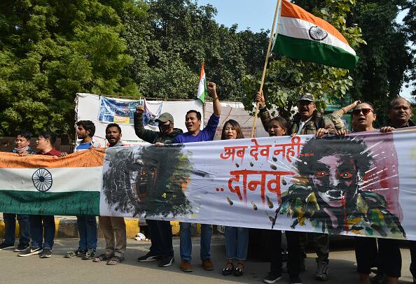  नई दिल्ली में आतंकी पुलवामा अटैक का विरोध करते लोग. 