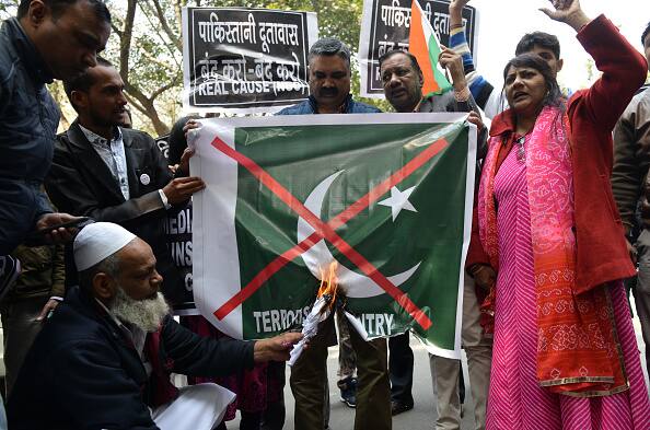 आपको बता दें, पुलवामा आतंकी हमले में सीआरपीएफ के कम से कम 40 जवान शहीद हो गए और कई अन्य गंभीर रूप से घायल हो गए थे.