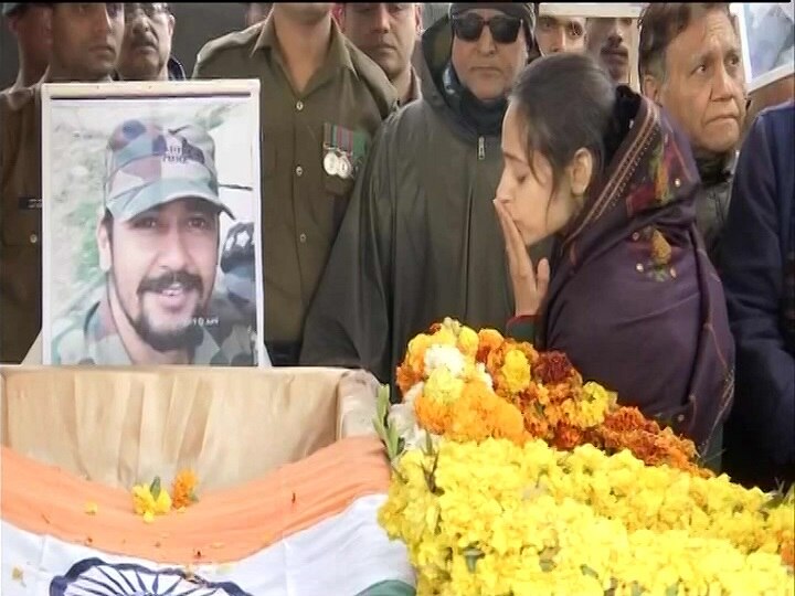 Pulwama Terror Attack: Major Vibhuti Dhoundiyal last rites in Dehradun दिलेर शहीद की दिलेर पत्नी, मेजर विभूति ढौंडियाल को 'आई लव यू' बोलकर दी अंतिम विदाई