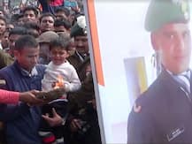 मेरठ: चिता पर शहीद पिता के पार्थिव शरीर को देख चीख उठा ढाई साल का आरव