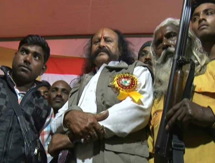 मलखान सिंह ने कहा कि मैंने 1982 में आत्मसमर्पण किया था उस वक्त अर्जुन सिंह मुख्यमंत्री थे. यह आत्मसमर्पण इंदिरा गांधी की परमिशन पर हुआ था. मैंने आत्मसमर्पण पर भरे मंच से एलान किया था कि आगर तीनों प्रान्त के अन्दर कोई महिला कह दे कि अगर मलखान सिंह ने चांदी की भी अंगूठी उतारी हो तो इसी मंच के सामने फांसी पर लटका दिया जाए.