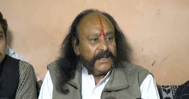 डाकू मलखान सिंह जिसने बीहड़ पर राज किया है. जिसकी गोलियों की तड़तड़ाहट से लोग कांपते थे. पुलवामा आतंकी हमले से आहत पूर्व दस्यु सरगना मलखान सिंह ने कहा कि एमपी में 700 बागी बचे हैं अगर शासन चाहे तो बिना शर्त, बिना वेतन के हम अपने देश के लिए बार्डर पर मरने को तैयार हैं.