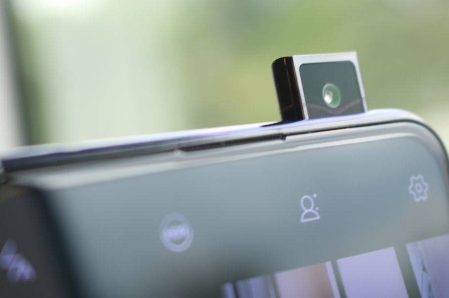 Vivo V15 Pro 32 मेगापिक्सल के पॉप-अप सेल्फी कैमरे के साथ हुआ लॉन्च, कीमत 28,990 रुपये