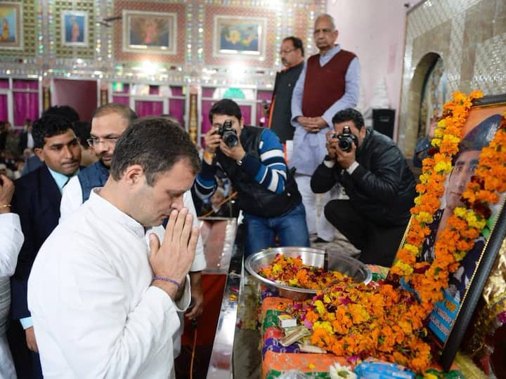  देखें तस्वीरें: राहुल और प्रियंका पहुंचे शहीदों के घर, हाथ थामे और गले लगाकर बांटा गम