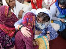 देखें तस्वीरें: राहुल और प्रियंका पहुंचे शहीदों के घर, हाथ थामे और गले लगाकर बांटा गम