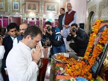 देखें तस्वीरें: राहुल और प्रियंका पहुंचे शहीदों के घर, हाथ थामे और गले लगाकर बांटा गम