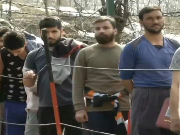 Youth of Kashmir turned in large numbers to join Indian Army सेना में भर्ती के लिए जम्मू कश्मीर के युवाओं का जोश HIGH, बारामूला में युवाओं की भीड़ उमड़ी