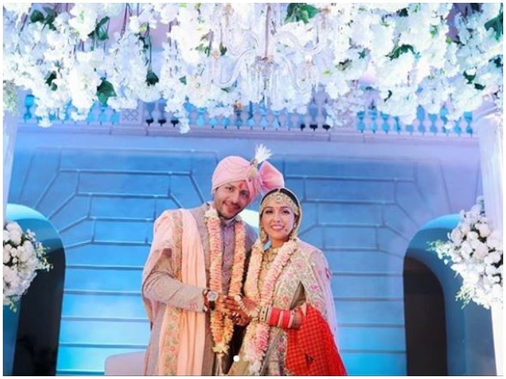 Newly Wed Neeti Mohan and Nihar Pandya wedding First photo Newly Wed नीति मोहन ने पति निहार पांड्या के साथ पोस्ट की शादी की पहली तस्वीर