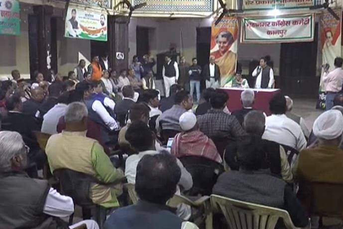 पश्चिमी उत्तर उत्तर प्रदेश प्रभारी ज्योतिरादित्य सिंधिया ने कानपुर लोकसभा सीट की जिम्मेदारी पूर्व केंद्रीय मंत्री राजीव शुक्ला को सौपी है. कानपुर सीट का प्रभारी बनाए जाने के बाद राजीव शुक्ला ने कानपुर के वरिष्ट कांग्रेस कार्यकर्ताओं के साथ तिलक हाल में बैठक की. इस मौके पर महानगर अध्यक्ष हरप्रकाश अग्निहोत्री समेत नगर ईकाई की पूरी टीम मौजूद रही.