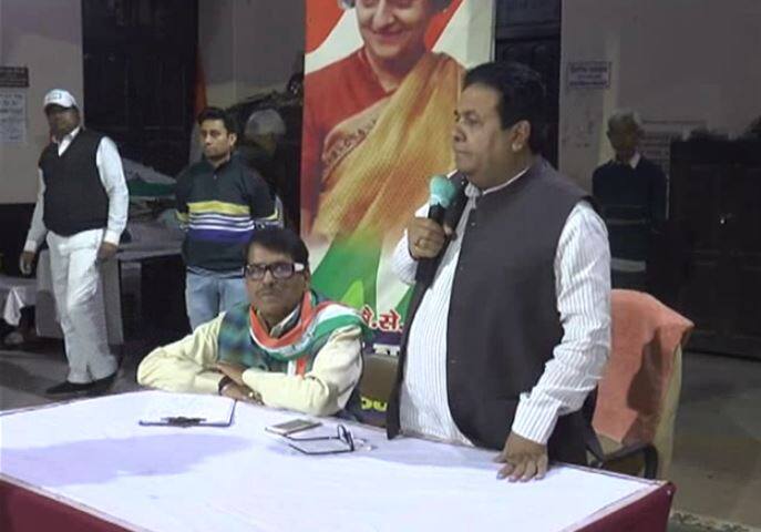 राजीव ने कहा कि राफेल पर हम लगातार बोल रहे है कि इसमें बहुत गड़बड़ियां हुई हैं. प्रधानमन्त्री ने स्वयं हस्ताक्षेप किया है और कुछ लोगों को फायदा पहुंचाया है. यह बात जगजाहिर है कि एक उद्योगपति और व्यापारी को फायदा पहुंचाया गया है. लोकसभा चुनाव में हम इस मुद्दे को उठाएंगे. भाजपा शासन के खिलाफ भ्रष्टाचार की शिकायतें बहुत हैं. राज्यों में राज्य सरकारे थीं तब भी उनके खिलाफ शिकायतें थी, केंद्र में भी उन पर लगातार आरोप लग रहे हैं.