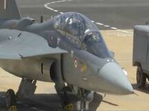 Aero India 2019: रक्षा मंत्री ने सुखोई तो आर्मी चीफ ने तेजस लड़ाकू विमान में भरी उड़ान