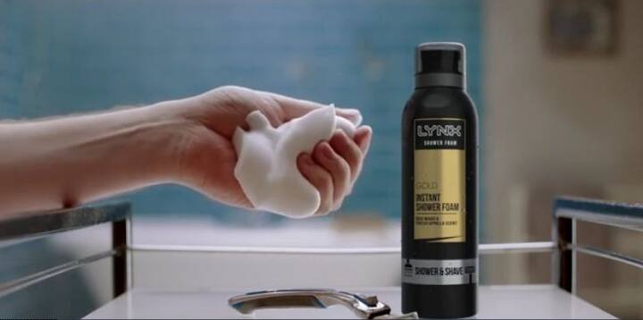 लोग इस विज्ञापन की खूब आलोचना कर रहे हैं. इतना ही नहीं, ये खूब वायरल भी हो रहा है. 