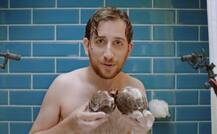 मर्दों के बॉडीपार्ट शेव करने के कारण इस शेविंग क्रीम का एड हुआ वायरल, देखें तस्वीरें