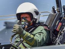 Aero India 2019: आर्मी चीफ बिपिन रावत ने तेजस लड़ाकू विमान में भरी उड़ान