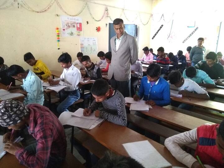 BSEB matric exam 2019: 11 students expelled due to cheating first day BSEB Exam 2019: 10वीं की परीक्षा के पहले दिन नकल करते पकड़े गए 11 स्टूडेंट्स
