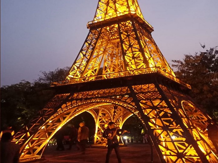 Eiffel Tower Opend For Public Yet Again Precautions To Be Taken फ र स क र न क ल क ब च जनत क ल ए ख ल एफ ल ट वर बरतन ह ग स वध न य