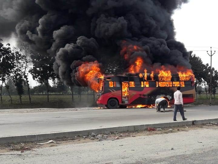 fire in engineering college bus in bareilly इंजीनियरिंग कॉलेज की बस में लगी आग, 45 छात्र-छात्राओं ने कूदकर बचाई जान