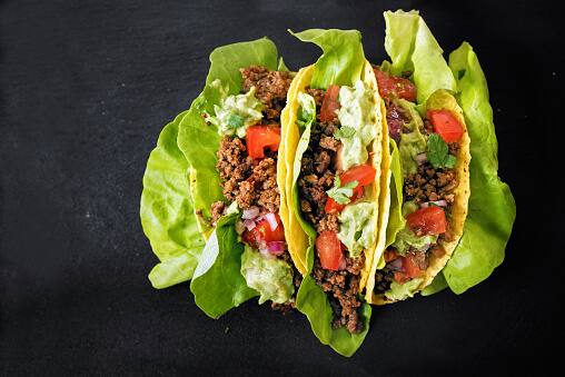 tacos wमिक्स सलाद खाना भी आपके लिए हेल्दी हो सकता है. इसमें आप खीरा, गाजर और अन्य वैजीस डाल सकते हैं. ये आपको हाइड्रेट भी रखेंगी और आपका वजन भी कम नहीं होगा. ith minced meat filling, lettuce and guacamole on a dark slate background, top view from above, copy space, selected focus