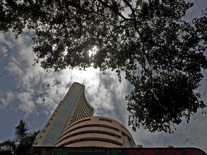 Sensex shown slight decline due to bank stocks weekness बैंक शेयरों में कमजोरी के बाद सेंसेक्स में मामूली गिरावट