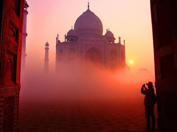 Foreign tourists distance from Taj Mahal due to anti-CAA protests and internet shutdown सीएए विरोधी प्रदर्शन और इंटरनेट बंद के कारण विदेशी पर्यटकों ने ताजमहल से बनाई दूरी