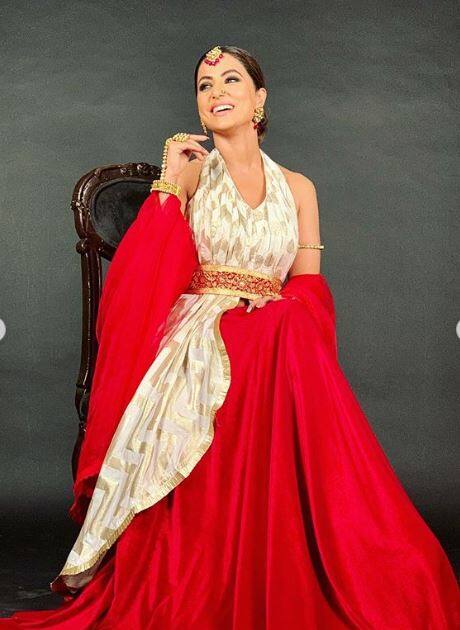 अभिनेत्री हिना खान अक्सर किसी न किसी वजह से मीडिया की सुर्खियों में बनी रहती हैं. हिना खान हाल फिलहाल एक बार फिर से मीडिया में छाई हुईं हैं. हिना ने 2019 का पहला अवार्ड जीता है. उन्हें लायंस गोल्ड अवार्ड्स की तरफ से बेस्ट स्टाइलिश टीवी पर्सनैलिटी का अवार्ड मिला है. हिना ने अपनी इस खुशी को अपने फैंस के साथ सोशल मीडिया पर शेयर किया है. (तस्वीर-इंस्टाग्राम)