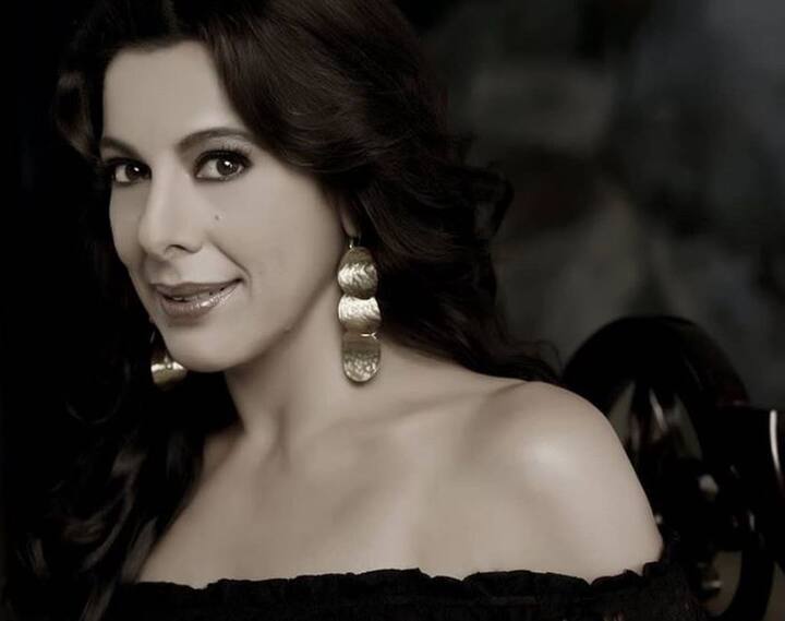 आपको बता दें कि पूजा बेदी मशहूर एक्टर कबीर बेदी की बेटी हैं. पूजा कई बॉलीवुड फिल्मों में भी काम कर चुकी हैं और वो टीवी शो बिग बॉस में भी नजर आ चुकी हैं.