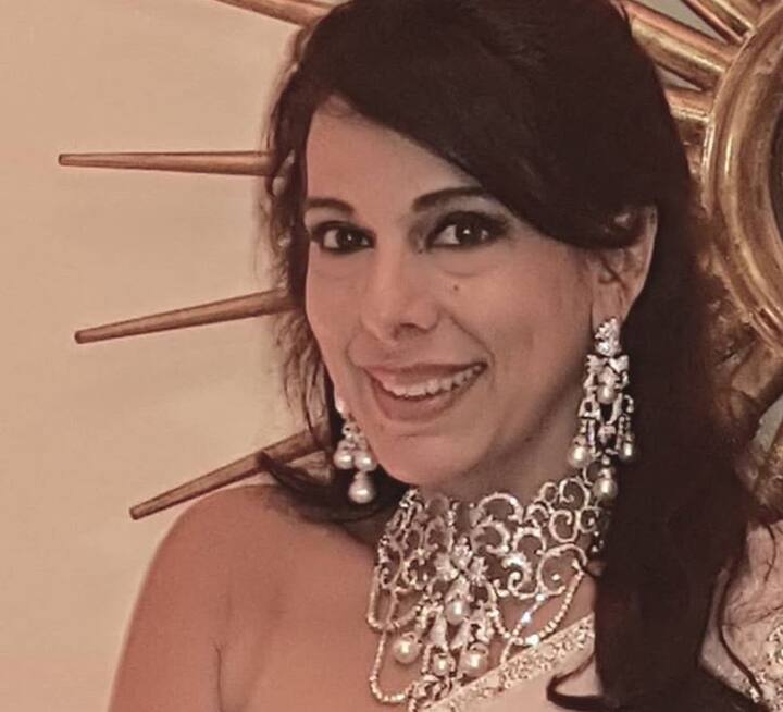 बॉलीवुड एक्ट्रेस पूजा बेदी एक बार फिर दुल्हन बनने वाली हैं. पूजा बेदी ने अपने बचपन के दोस्त और ब्वॉयफ्रेंड मनेक कॉन्ट्रेक्टर से सगाई कर ली है.