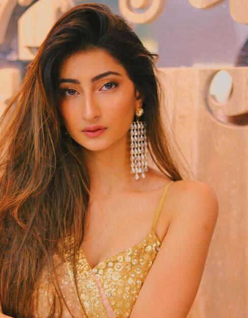 'कसौटी जिंदगी की' फेम श्वेता तिवारी की बेटी पलक तिवारी इंस्टाग्राम की नई पसंदीदा स्टार किड हैं. 18 साल की पलक सोशल मीडिया पर अपने फोटोशूट की तस्वीरें शेयर करती रहती हैं. पलक तिवारी के इंस्टाग्राम पर 2 लाख से ज्यादा फॉलोअर्स हैं. वो सोशल मीडिया पर एक जानी-मानी सेलिब्रिटी हैं. (तस्वीर-इंस्टाग्राम)