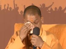 VIDEO: पुलवामा हमले के शहीदों को याद कर मंच पर रोने लगे CM योगी