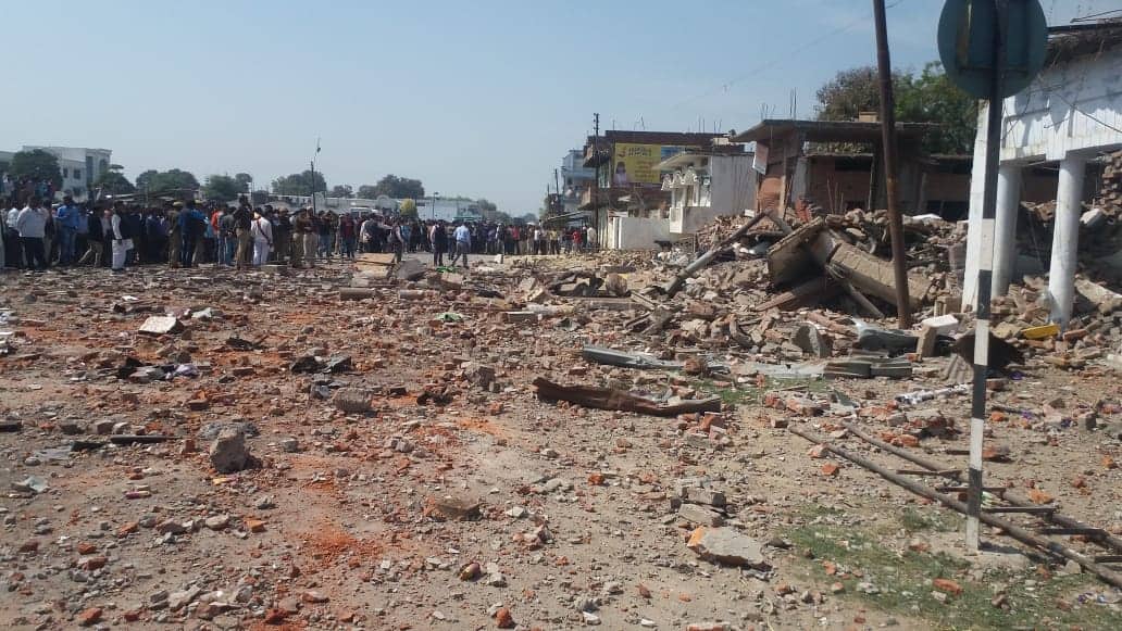 भदोही: पटाखा कारोबारी के घर हुआ जबरदस्त ब्लास्ट, 10 लोगों की मौत