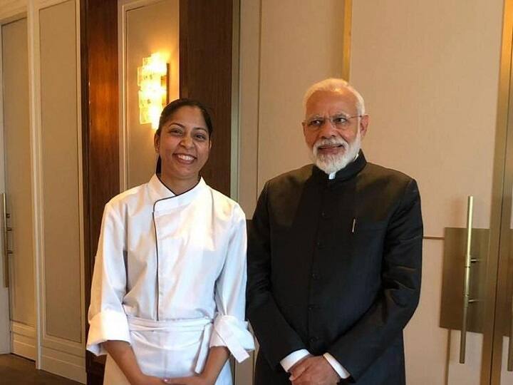 पीएम मोदी के भोजन की मेजबानी दक्षिण कोरिया के प्रधानमंत्री की तरफ से की गयी थी. पीएम मोदी को सुबह के नाश्ते में बनारसी आलू झोल और पूरी, पोहा, उपमा, श्रीखंड परोसा गया जबकि दोपहर के भोजन में दाल तड़का, पालक पनीर, दम आलू, चना सलाद, बूंदी रायता, कचूमर सलाद, गाजर हलवा, चटनी, पापड़, अचार, नान रोटी परोसी गई.