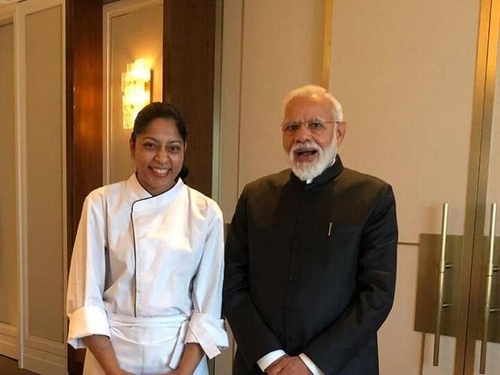 इसके बाद दीपाली ने पीएम के साथ फोटो खिचवाने की इजाज़त मांगी जिस पर पीएम ने दीपाली से कहा कि वे इस फोटो को अपने माता-पिता को भी भेजें. दीपाली के लिए ये मौका खास था क्योंकि एक तो दक्षिण कोरिया का प्रतिष्ठित पुरस्कार भारतीय प्रधानमंत्री को मिला और दूसरा पीएम को भोजन परोसने का मौका दीपाली को मिला. दीपाली के पति प्रवीण भी सिओल में रहते हैं और वे भी दीपाली को मिले मौके और मुलाकात से बेहद गदगद हैं.