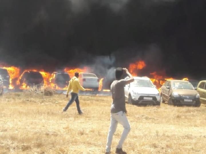 Aero India 2019: Cars gutted in fire in Bengaluru एयरो इंडिया 2019: पार्किंग में लगी भीषण आग, करीब 100 कार जलकर खाक