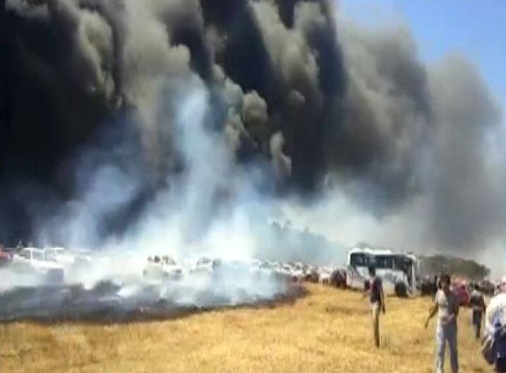 आग बुझाने के लिए अनेक दमकल की गाड़ियां मौके पर पहुंची. इस दुर्घटना में 100 के आसपास कार के जलने की खबर है.