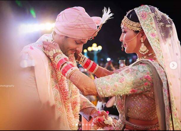 
नीति मोहन और निहार पांड्या की शादी हैदराबाद के मशहूर फलकनुमा पैलेस में हुई थी. (तस्वीर-इंस्टाग्राम)