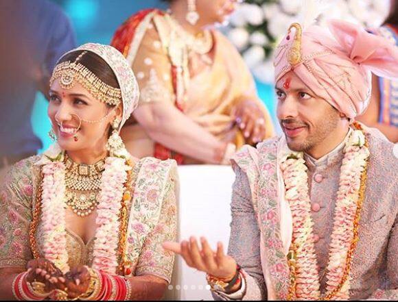 शादी से पहले नीति अपनी बहन शक्ति, मुक्ति, कृति और आयुष्मान खुराना की पत्नी ताहिरा खुराना के साथ गोवा में बैचलर पार्टी मनाती नजर आईं थीं. (तस्वीर-इंस्टाग्राम)
