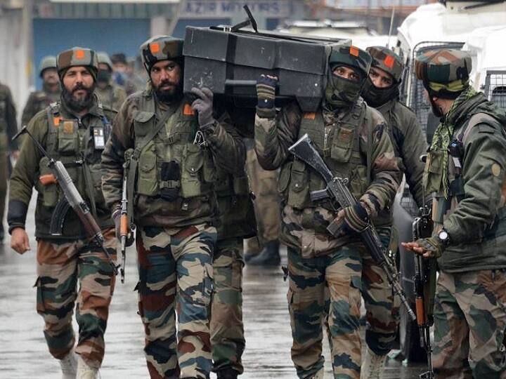 जम्मू-कश्मीर: सुरक्षाबलों की 100 से ज्यादा टुकड़ियां भेजने से पैनिक, फारुख अब्दुल्ला बोले- बयान जारी करे सरकार Centre deploys additional 100 companies of paramilitary forces to Srinagar जम्मू-कश्मीर: सुरक्षाबलों की 100 से ज्यादा टुकड़ियां भेजने से पैनिक, फारुख अब्दुल्ला बोले- बयान जारी करे सरकार