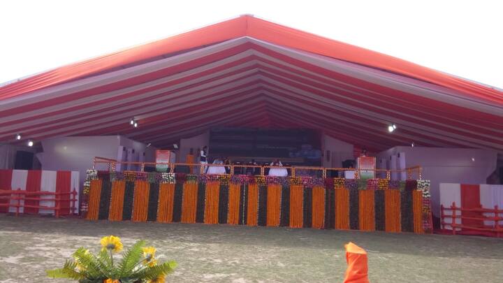 पुलवामा आतंकी हमले के बाद से पीएम मोदी की रैली की सुरक्षा भी बढ़ा दी गई है. जहां भी उनकी रैलियां हो रही हैं, वहां भीड़ और सुरक्षा को देखते हुए ऐसे पुख्ता इंतजाम किए गए हैं कि आसमान में परिंदा भी पर नहीं मार सकता है. जब तक पीएम मोदी प्रयागराज के लिए प्रस्थान नहीं करेंगे, तब तक गोरखपुर नो फ्लाइंग जोन रहेगा.