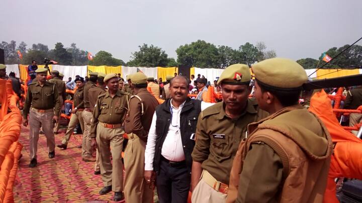 चाक-चौबंद सुरक्षा के बीच प्रधानमंत्री का गोरखपुर दौरा आज रविवार को है. पीएम के दौरे को लेकर सुरक्षा के पुख्ता इंतजाम किए गए हैं. सुरक्षा व्यवस्था ऐसी है कि जमीन से लेकर आसमान तक परिंदा भी पर नहीं मार सकता है. प्रधानमंत्री नरेन्द्र मोदी रविवार को पूर्वाह्न 11:45 बजे गोरखपुर के फर्टिलाइजर ग्राउंड में चल रहे दो दिवसीय राष्ट्रीय किसान अधिवेशन में पहुंच रहे हैं.