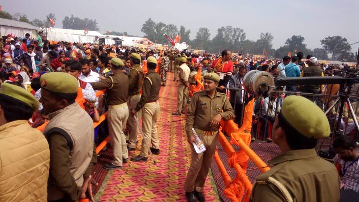 प्रधानमंत्री नरेंद्र मोदी के कार्यक्रम स्थल के आस-पास के गांव की खुफिया निगरानी शुरू हो गयी है. एलआईयू भी अपने स्तर से इनपुट जुटा रही है. प्रधानमंत्री की रैली की सुरक्षा में चार डीआईजी, 11 एसपी, 22 एएसपी, 50 सीओ, 86 इंस्पेक्टर, 616 एसआई, 2800 सिपाही, 32 महिला एसआई, 140 महिला सिपाही, 11 कंपनी पीएसी, 6 कंपनी केंद्रीय अर्धसैनिक बल तैनात किए गए हैं. वहीं ट्रैफिक की कमान संभालने के लिए बाहर से भी पुलिस बुलाई गई है.