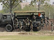 जम्मू कश्मीर: श्रीनगर में पहुंची अर्धसैनिक बलों की 100 टुकड़ियां, राजभवन ने कहा- चुनाव की तैयारी है