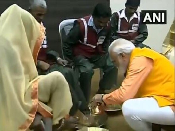 Kumbh Mela 2019: Prime Minister Narendra Modi washes feet of sanitation workers in Prayagraj Kumbh Mela 2019: पीएम मोदी ने धोए सफाई कर्मचारियों के पैर, शॉल देकर किया सम्मानित