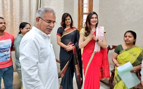 छत्तीसगढ़: भारत की पहली ट्रांस क्वीन वीणा सेंद्रे ने राजनीति में एंट्री की, कांग्रेस में हुईं शामिल छत्तीसगढ़: भारत की पहली ट्रांस क्वीन वीणा सेंद्रे ने राजनीति में एंट्री की, कांग्रेस में हुईं शामिल