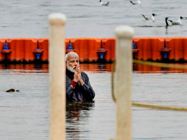 मोदी ने मेले के दौरान करोड़ों श्रद्धालुओं को सुरक्षित उनके गंतव्यों तक पहुंचाने के लिए नाविकों की भी सराहना की. प्रधानमंत्री ने इस कार्यक्रम में स्वच्छाग्रहियों के साथ ही सुरक्षाकर्मियों को भी सम्मानित किया. इससे पहले प्रधानमंत्री ने संगम में स्नान किया और भगवा वस्त्र धारण कर विधि विधान से गंगा की पूजा और आरती की.