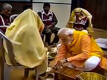 कुंभ 2019: PM मोदी ने गंगा में लगाई डुबकी, सफाई कर्मियों के पैर धोए और हाथ से पोछा